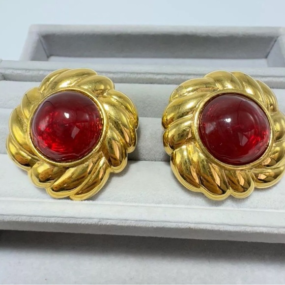 Chanel Red Gripoix & Gold Vintage Clip-on Earrings - Picture 2 of 11